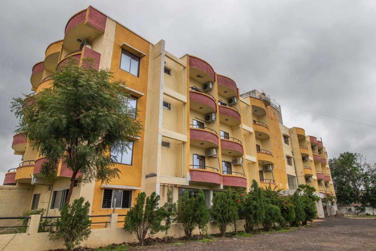 โรงแรมโยคีราช พาเลซ Shegaon ภายนอก รูปภาพ